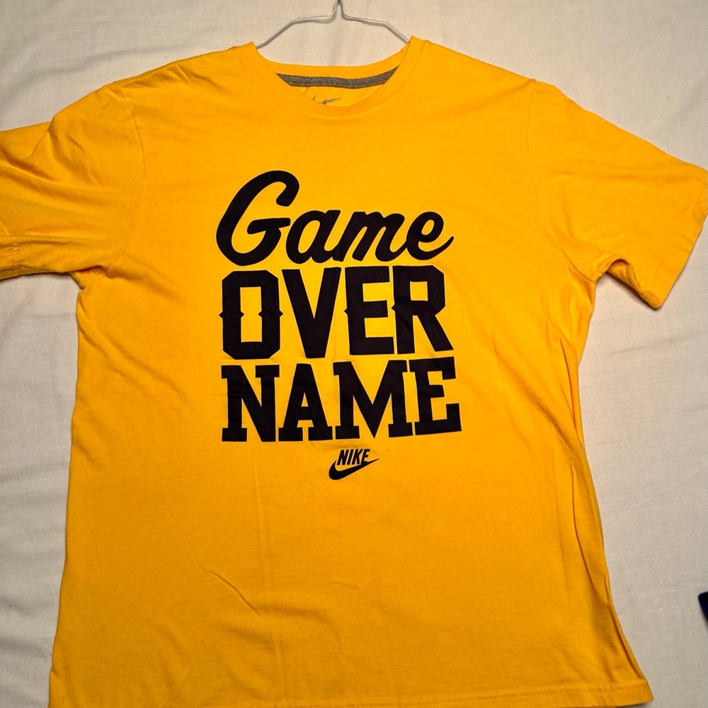 NIKE Gold Tshirt. Size L